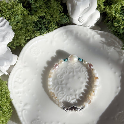 freshwater pearl bracelet with large iridescent focal pearl high luster pearls and shell beads handmade elegant jewelry